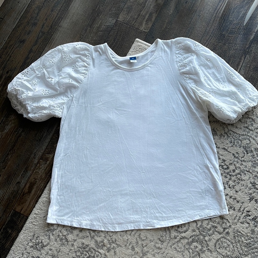 ⭐️ Old Navy white eyelet puff sleeve shirt